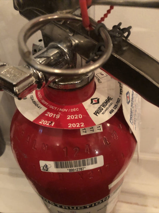 Amerex 322 5lb CO2 Fire Extinguisher with Wall Hanger, Made In USA.
