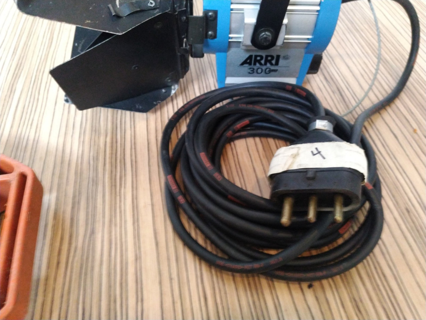 Arri Plus 300 Watt Fresnel Tungsten Light w/ Barn Doors