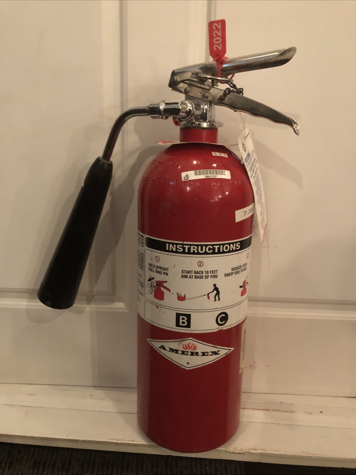 Amerex 322 5lb CO2 Fire Extinguisher with Wall Hanger, Made In USA.