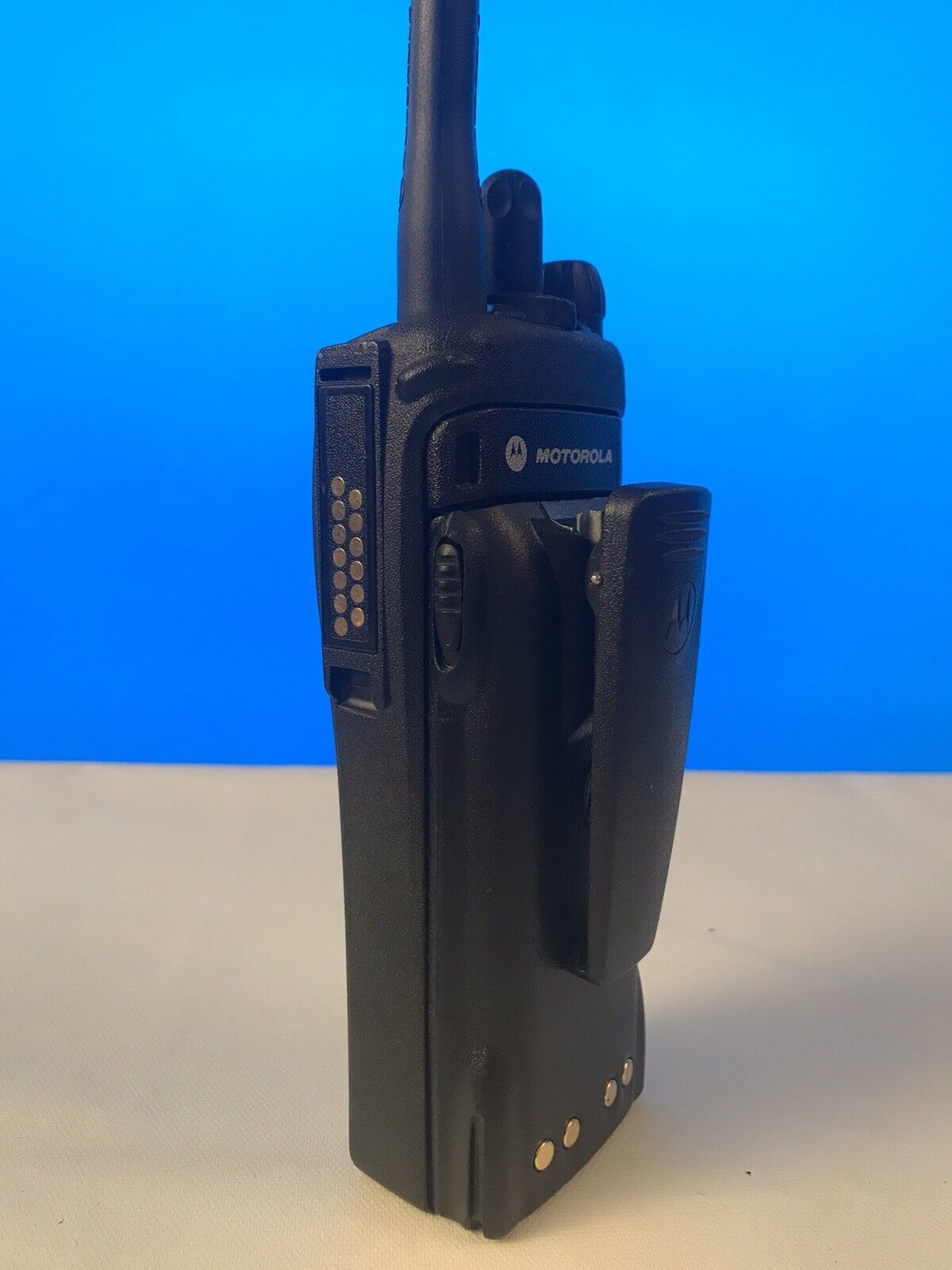 Motorola MT1500 UHF 48 Channel 380-470MHz Radio H67QDC9PW5BN With New Battery